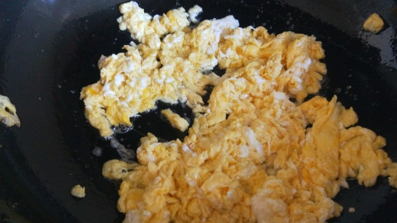 鸡蛋番茄酱,在倒入蛋液炒均匀的鸡蛋碎倒入盆中。