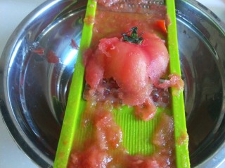 鸡蛋番茄酱,用擦丝器擦丝。