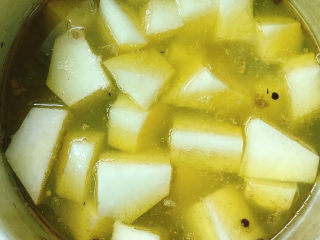 清炖牛腩萝卜,能开锅盖的时候打开锅盖放入白萝卜。