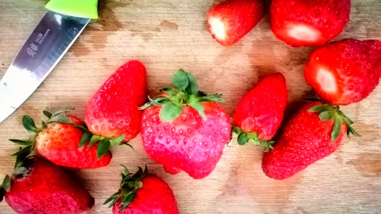 草莓山药,用水果刀将草莓的根蒂去掉。