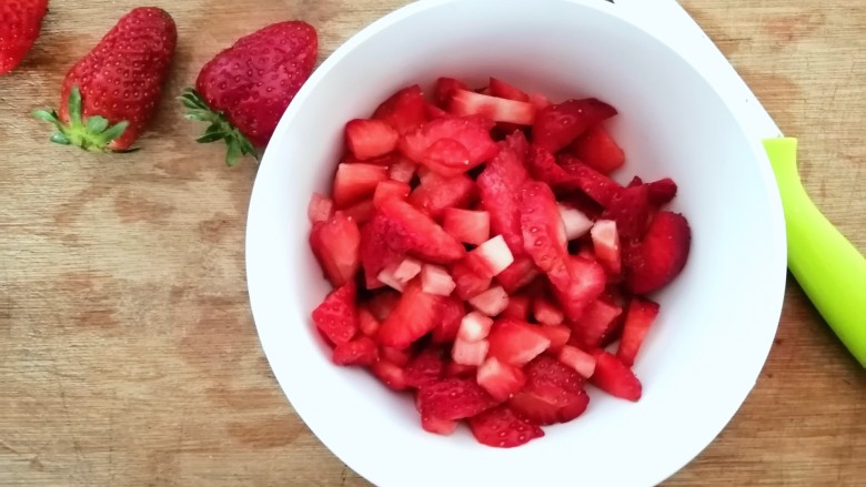 草莓山药,将草莓切成小丁。