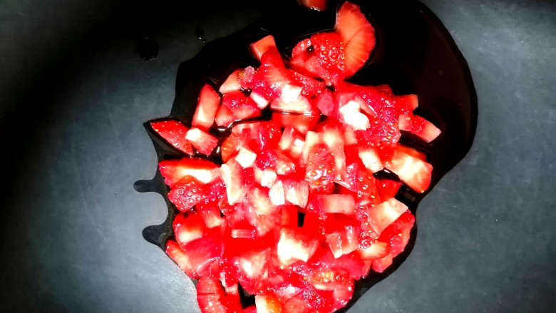 草莓山药,然后把草莓和渗出的汁一起倒入锅里。