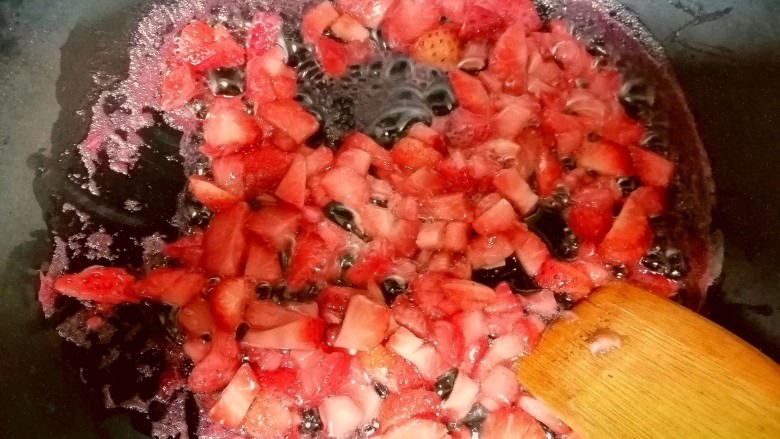 草莓山药,开小火熬制草莓酱。