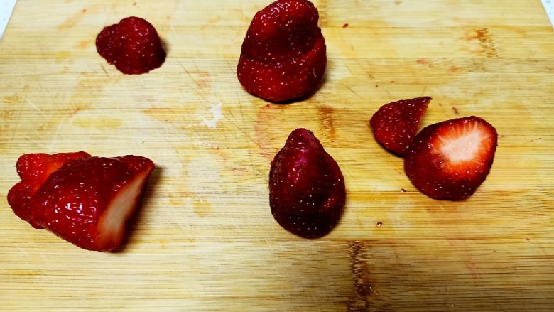 草莓山药,草莓从1/3处切开，底部蒂切掉