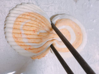 贝壳馒头,用筷子在正中间使劲加一下。