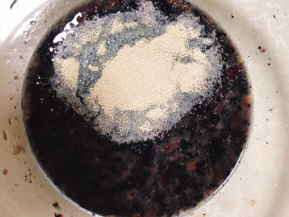 贝壳馒头,准备三个碗，将胡萝卜泥、蓝莓汁分别放入碗中，另外，一个碗放入少许温水，分别加入1.3克左右的酵母粉，两克白糖。