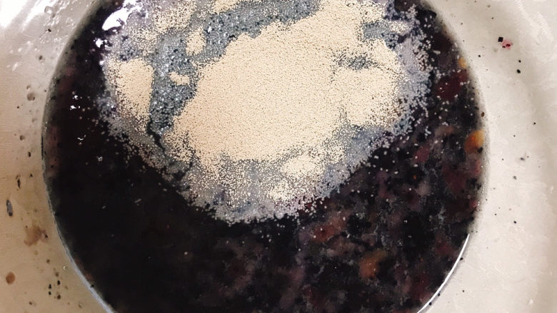 贝壳馒头,准备三个碗，将胡萝卜泥、蓝莓汁分别放入碗中，另外，一个碗放入少许温水，分别加入1.3克左右的酵母粉，两克<a style='color:red;display:inline-block;' href='/shicai/ 3729'>白糖</a>。