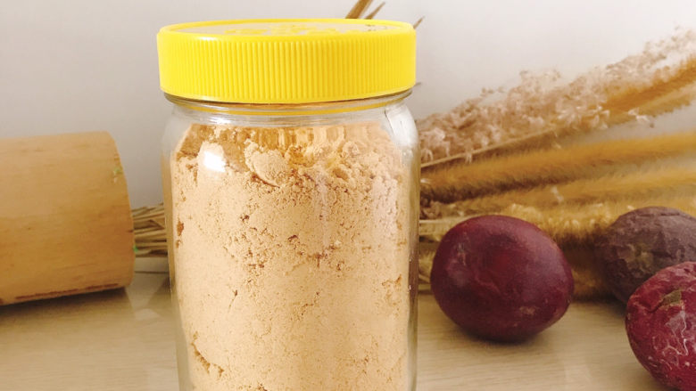 黄豆粉,将筛好的黄豆粉放入瓶中保存。