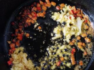 蒜蓉蒸大虾,锅里放2大勺油，油热了先放红辣椒，待红辣椒出香并收缩了，加入蒜蓉爆香，最后把调好的酱汁倒入锅里，一起翻炒一下，(这个时间不要太长，酱汁一滚就可以关火了)