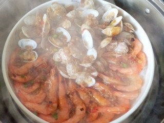 蒜蓉蒸大虾,淋完酱料，撒上葱花，
接着盖好锅盖，再大火蒸一分钟