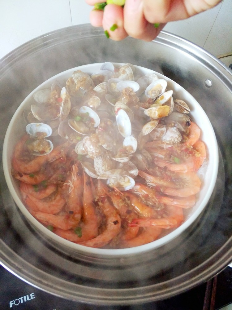蒜蓉蒸大虾,淋完酱料，撒上葱花，
接着盖好锅盖，再大火蒸一分钟