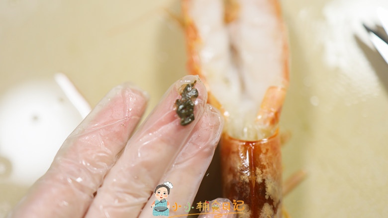 10个月以上辅食紫菜粉烤虾,把虾对半切开去掉虾线