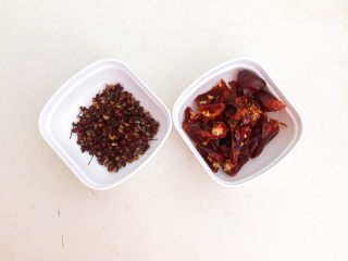 红烧小黄鱼,花椒粒和干红辣椒段