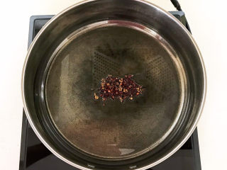 红烧小黄鱼,炒锅烧热后加入大豆色拉油，油烧热后加入花椒粒，炒出香味