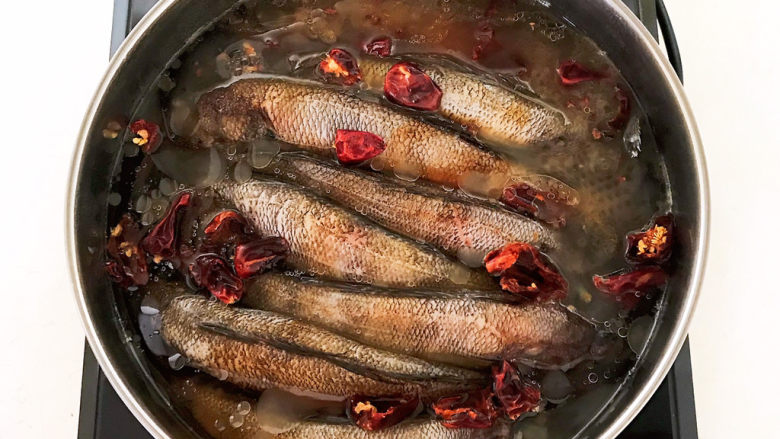 红烧小黄鱼,加入温水，水量和鱼持平
