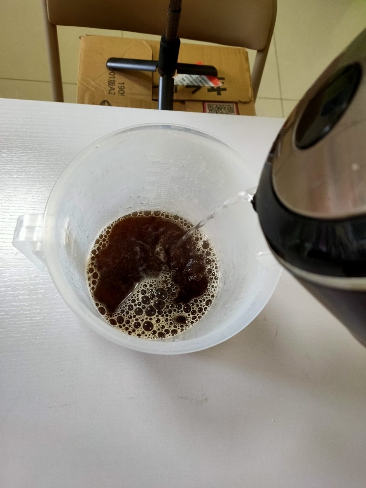在家也可以制作奶茶,<a style='color:red;display:inline-block;' href='/shicai/ 149366'>红茶茶叶</a>和开水倒在一个量杯里，盖上盖子。