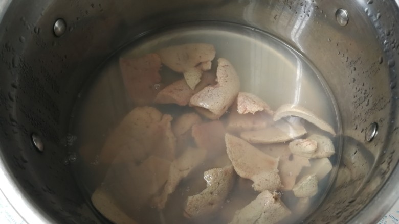 韭菜炒猪肝,锅中水开，放入猪肝烧开，表面变白捞出来