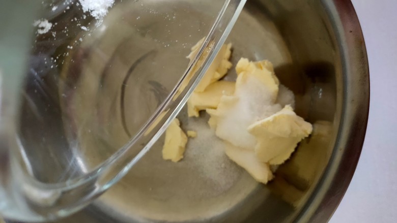 在家也可以制作奶茶,奶盖制作：奶油芝士先在室温软化，用食指可以轻松按个洞的状态，加入细砂糖和盐低速打均匀。