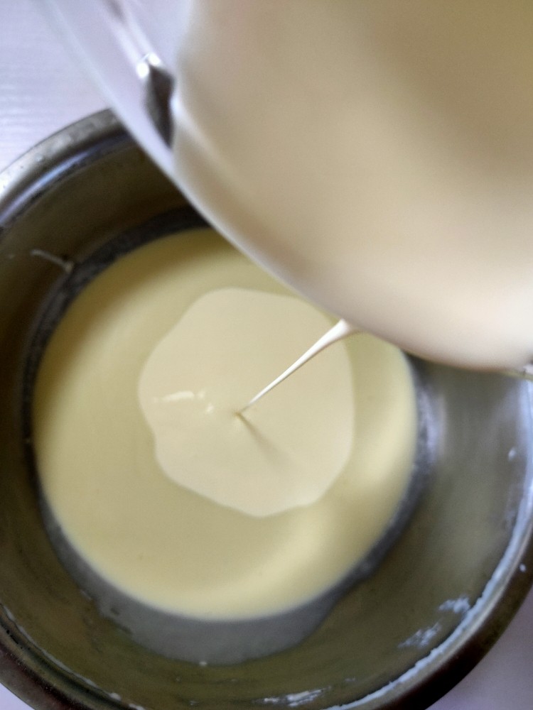 在家也可以制作奶茶,打成顺滑无颗粒状态，直接加入所有的淡奶油。