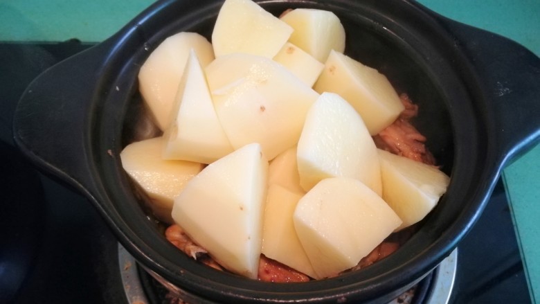 土豆焖鸡,加入土豆块，翻炒一会