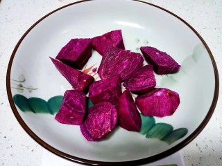 紫薯蛋卷,紫薯洗净去皮切块