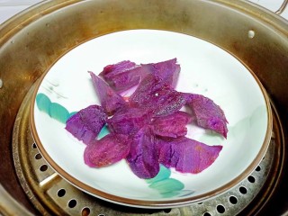 紫薯蛋卷,放入蒸锅水开后转中火蒸15分钟