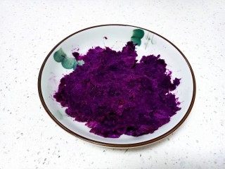 紫薯蛋卷,用勺子压成泥