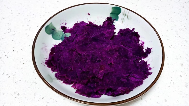 紫薯蛋卷,用勺子压成泥