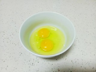 紫薯蛋卷,鸡蛋打入碗中