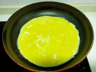 紫薯蛋卷,锅中放入适量油，倒入碗中