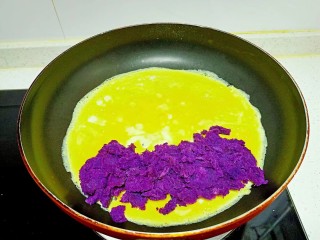 紫薯蛋卷,小火煎至鸡蛋定型，放入紫薯泥