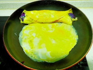 紫薯蛋卷,将蛋卷放到一端，再倒入蛋液