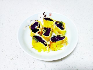 紫薯蛋卷,装入盘中