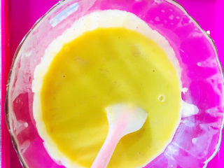 樱花🌸瑞士卷,将蛋黄、牛奶、油、面粉加入一起搅拌均匀