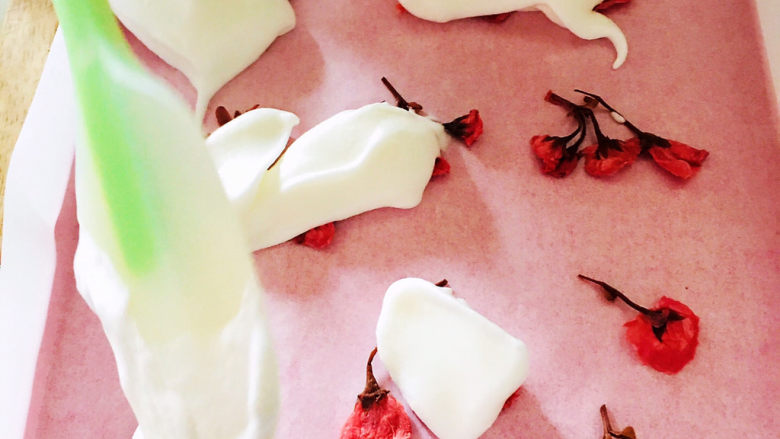 樱花🌸瑞士卷,挑一些小心盖在樱花🌸上，防止樱花移动