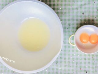 学会这几步，谁都能做出云朵般柔软的高颜值蛋糕抱抱卷！,鸡蛋蛋白和蛋黄分离，分别放在两个无水无油的盆中
