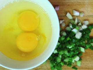 胡萝卜蛋炒饭,准备好鸡蛋