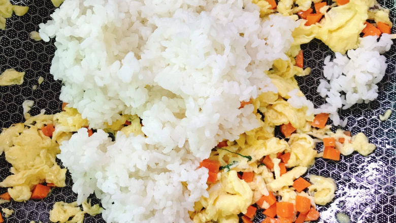 胡萝卜蛋炒饭,放入米饭