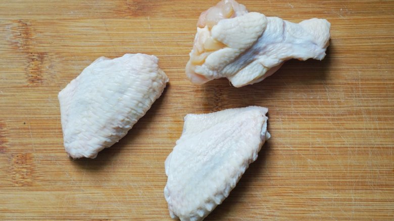 吃鸡换个吃法~西梅腐乳鸡,鸡翅中、翅膀根洗净备用