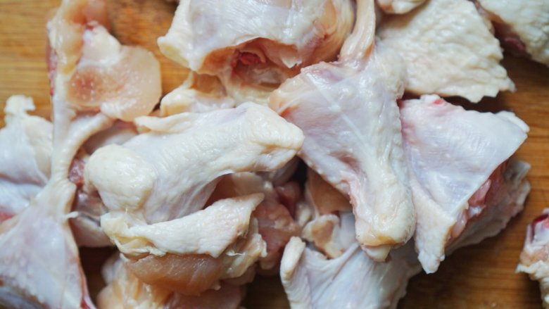 吃鸡换个吃法~西梅腐乳鸡,将鸡翅中、翅膀根横向对半切开。