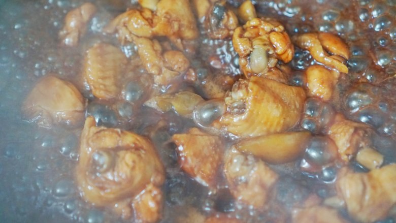 吃鸡换个吃法~西梅腐乳鸡,倒入适量的温开水，中火炖。