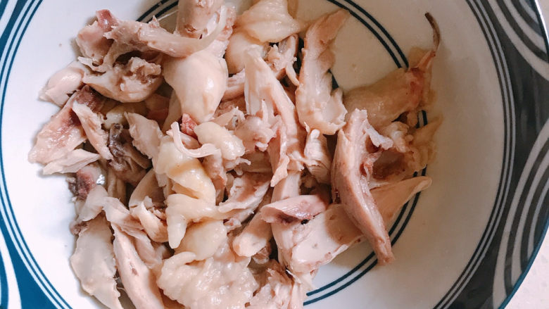 盐焗手撕鸡,鸡腿煮好后过一下冷水，然后撕小块