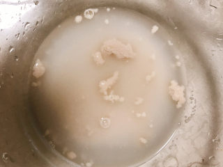 花样馒头,碗中放入白糖、酵母粉，加入温水静置几分钟