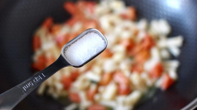 海鲜菇鸡蛋汤,再加入适量的盐调味。