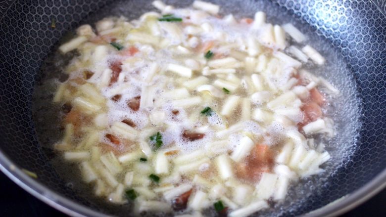 海鲜菇鸡蛋汤,锅中倒入适量的清水烧开。