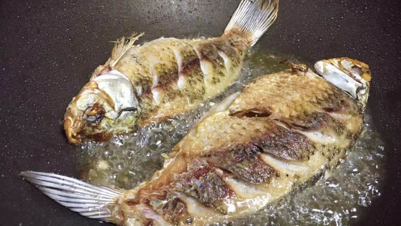 酱焖鲫鱼,
锅烧热倒入适量油烧至4成热，把鱼放入煎至两面金黄，取出备用