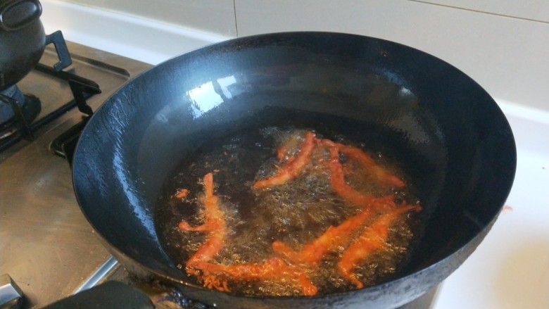 香酥小银鱼,油温七成热下入小银鱼炸制金黄捞出来。
