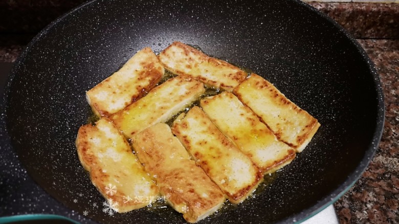 韭菜炒豆腐,放入豆腐炸至两面金黄夹出放凉。