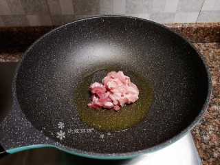 韭菜炒豆腐,锅里的油继续烧热，放入五花肉煸炒片刻。