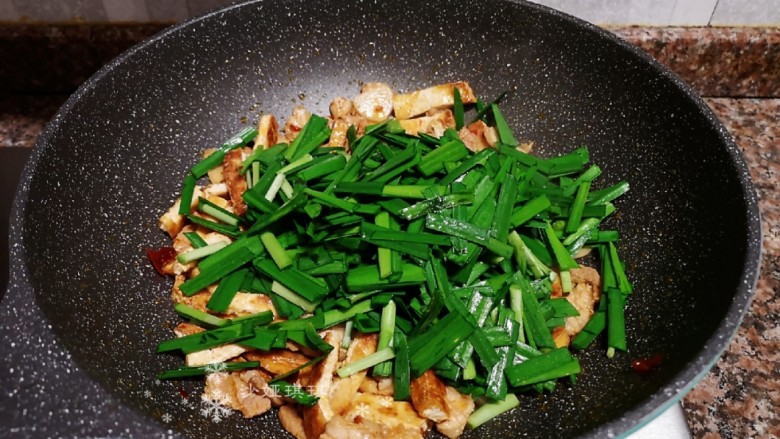 韭菜炒豆腐,放入韭菜翻炒均匀。